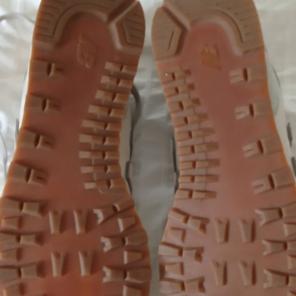 New Balance 574 Women's sneakers size 11 lavender color. like new 1 minor scuff - Picture 4 of 5